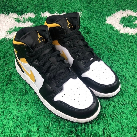 Air Jordan 1 Mid GS White Pollen Black Sneaker size 4y 5.5 women's - Picture 3 of 9